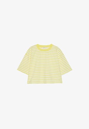 T-shirt court à manches courtes rayé horizontalement jaune et blanc avec un col rond et une coupe décontractée.