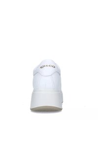 Sneaker bianca con punta arrotondata, tomaia in pelle liscia e suola spessa bianca. Presenta un logo dorato "igi&co" sul tallone.