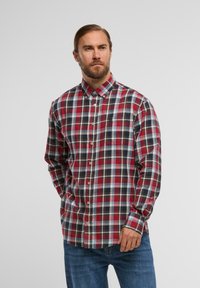 Karierte Hemd in Rot, Marineblau und Weiß mit Knopfkragen, langen Ärmeln und einer Brusttasche. Aus Baumwolle mit glatter Textur gefertigt.