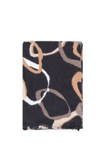 Sciarpa nera con un motivo geometrico di cerchi sovrapposti in diverse tonalità di beige, bianco e marrone. Tessuto morbido e testurizzato con bordi sfilacciati.