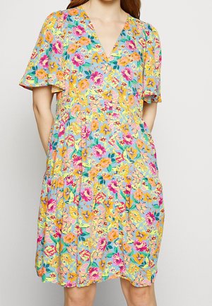 Floral gemustertes Kleid mit pinken, gelben und orangen Blumen auf hellblauem Hintergrund, mit kurzen Flatterärmeln und V-Ausschnitt.