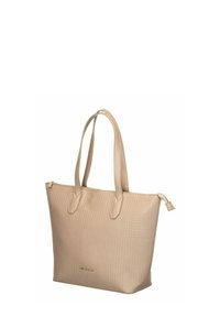 Sac fourre-tout beige texturé avec deux bretelles épaules et une fermeture éclair supérieure, incliné légèrement vers la droite sur un fond blanc.