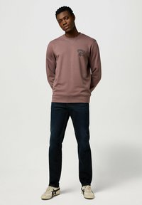 Wrangler LONG SLEEVE AMERICANA CREW FOR REGULAR FIT - Sweater - peppercorn