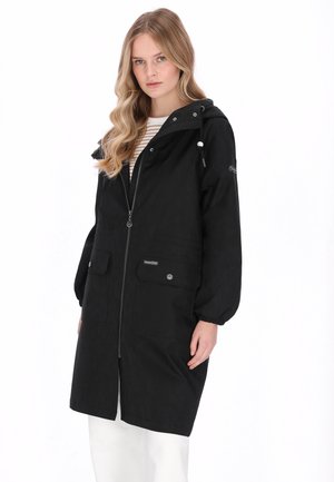 Musta vedenpitävä takki hupulla, vetoketjulla, kahdella etutaskulla ja joustavilla resoreilla hihoissa. Takissa on kuvioitu pinta ja brändätty merkki.