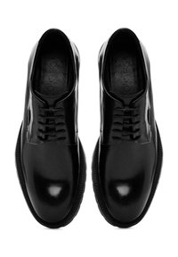 Scarpe eleganti in pelle verniciata nera con punta arrotondata, design con allacciatura e suola strutturata. Lacci piatti e marchio discreto sulla soletta.