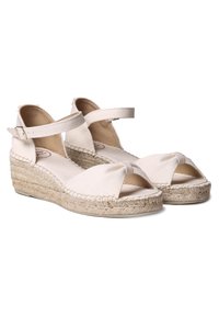 Vaaleat espadrille-korkokengät, joissa on avoimet varpaat, canvas-päällinen, nilkkahihna ja juuttikuidulla päällystetty korko. Sileä pinta ja minimalistinen muotoilu.