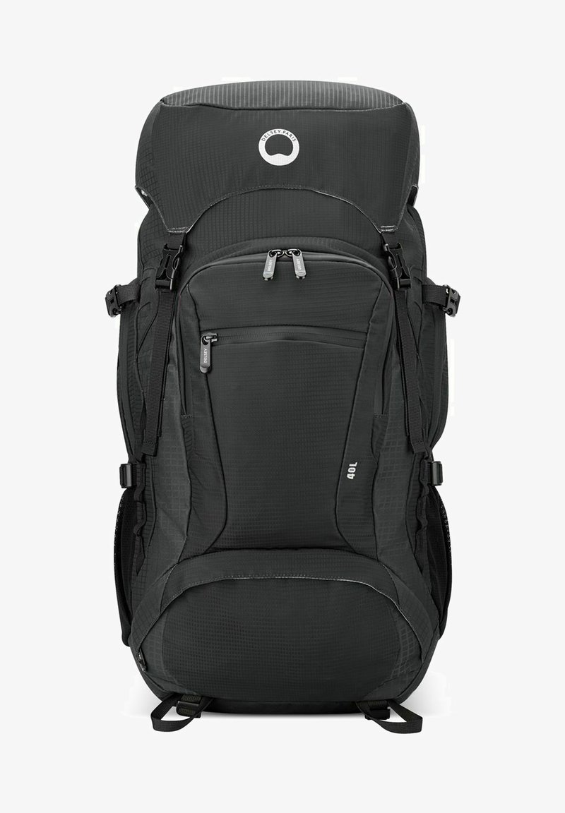 Sac à dos noir de 40L avec une finition texturée, plusieurs poches zippées, des bretelles ajustables et un rabat supérieur. Présente des accents en métal.