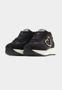 Μ αύρα αθλητικά παπούτσια με κομψό σχέδιο, που διαθέτουν χρυσή καρδιά ως διακοσμητικό, υφή στην επιφάνεια και λευκή μεσαία σόλα. Λαστιχένια σόλα για πρόσφυση.