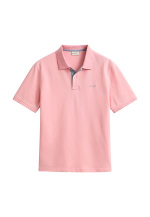 Rosa kortermet poloshirt med brettet krage, to-knapps knepping og liten "GANT"-logo på brystet.