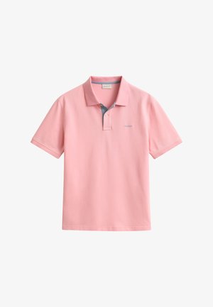 Polo rosa de manga corta con cuello doblado, tapeta con dos botones y pequeño logo "GANT" en el pecho.