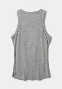 Szürke bordázott ujjatlan tanktop, kerek nyakkivágással, laposan elhelyezve hátulról, fehér háttér előtt.