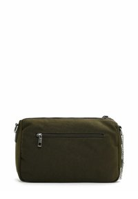 Borsa a tracolla in nylon verde oliva con forma rettangolare, superficie testurizzata, tasca frontale con zip e tracolla in catena argentata.
