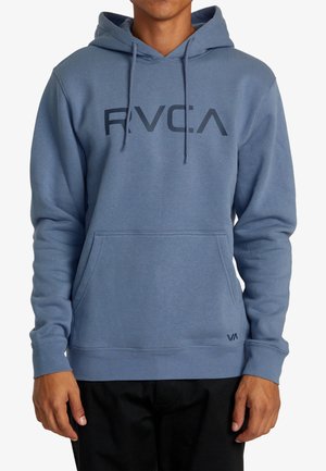 Sudadera de color azul claro hecha de material suave, con un bolsillo tipo canguro, capucha ajustable y un gran logo "RVCA" en el pecho.