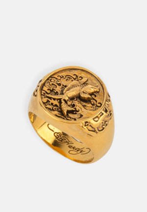 Gyllenring med en utsmyckad teksturert finish, som har et hevet design av en hest og bølger på en sirkulær topp. Graverte detaljer på innsiden.