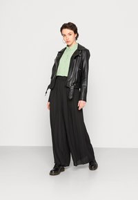 JDY JDYBROOKE LS NOOS - Blusa com botões - basil