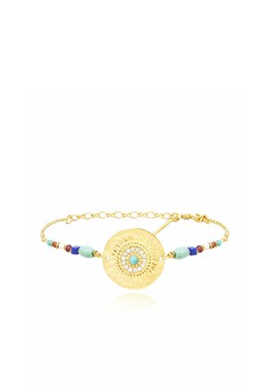 Fin bracelet en or avec un pendentif circulaire en forme de rayons de soleil présentant un centre turquoise et des accents en cristal, flanqué de petites perles colorées.