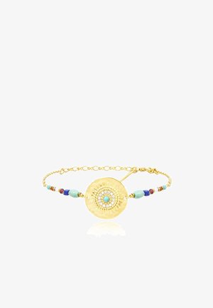 Fin bracelet en or avec un pendentif circulaire en forme de rayons de soleil présentant un centre turquoise et des accents en cristal, flanqué de petites perles colorées.
