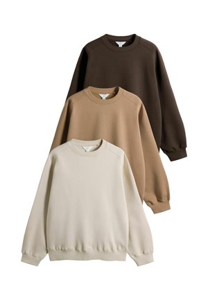 Tre ensfarvede crewneck-sweatshirts i mørkebrun, lysebrun og beige, stablet med beige foran og mørkebrun bagpå.