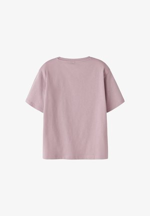 Roze katoenen t-shirt met korte mouwen, ronde halslijn en subtiele textuurdetails op de mouwen. Glad afwerking, relaxte pasvorm.