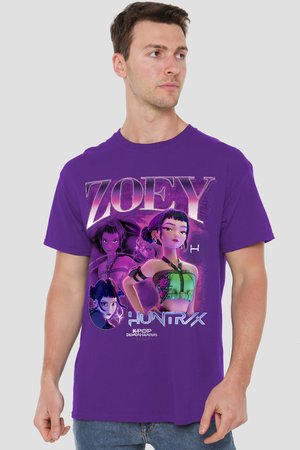 Mann trägt ein lila T-Shirt mit der animierten Figur „Zoey“ aus K-pop Demon Hunters, zeigt drei Charakterposen und fetten Text.