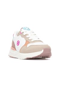 Zapatilla con parte superior de malla blanca, acentos de ante en beige y rosa, cordones rosas y una etiqueta de logo azul; cuenta con una suela de goma texturizada para un mejor agarre.