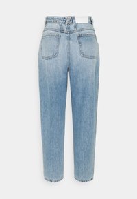 Jasnoniebieskie dżinsy z denimu o wysokim stanie, prostych nogawkach, z dwoma tylnymi kieszeniami i surowym wykończeniem u dołu nogawek.