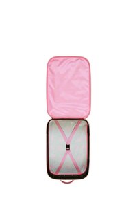 Maleta rosa con un exterior rígido, desabrochada para mostrar un interior claro con correas cruzadas para asegurar los objetos. Diseñada para uso en viajes.