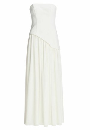 Robe de soirée blanche sans bretelles avec corsage asymétrique ajusté et jupe longue plissée fluide sur fond blanc uni.