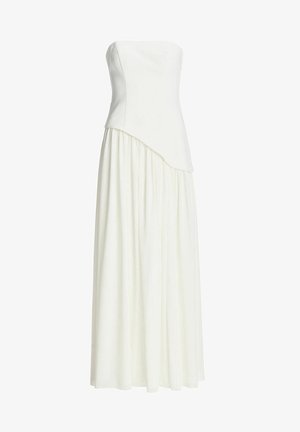 Robe de soirée blanche sans bretelles avec corsage asymétrique ajusté et jupe longue plissée fluide sur fond blanc uni.