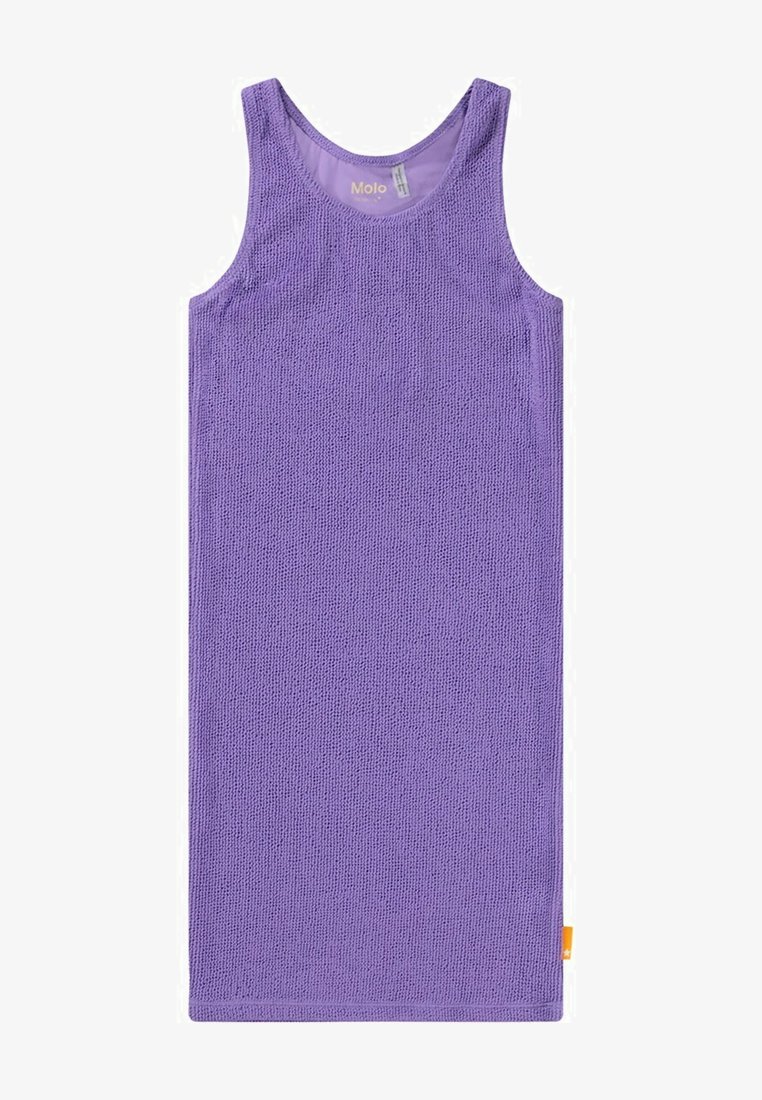 Fioletowa sukienka bez rękawów wykonana z teksturowanej tkaniny. Prosty krój z okrągłym dekoltem i małą pomarańczową metką z boku.