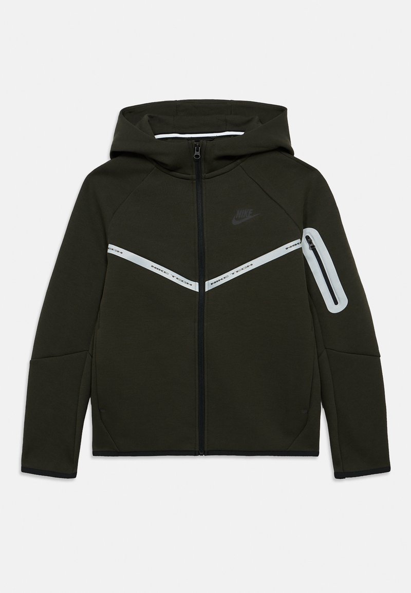 Temno zelena jopa s kapuco in zadrgo, z belimi diagonalnimi črtami čez prsni del in stranskim žepom z zadrgo. Mehka tekstura in športni dizajn.