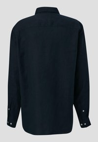Camisa de manga larga azul oscuro hecha de lino. Presenta un cuello clásico, puños abotonados y una textura suave sin patrones visibles.