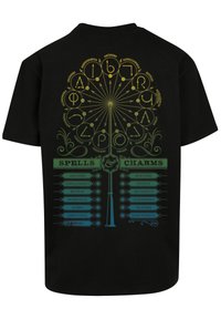 Černé tričko s barevným diagramem symbolů a názvů kouzel v žluté, zelené a modré barvě, s centrální grafikou hůlky na spodní části.