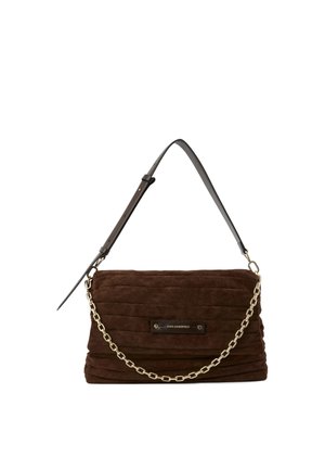 Sac bandoulière en daim matelassé marron avec une sangle noire réglable, un détail chaîne dorée et une plaque logo rectangulaire à l'avant.