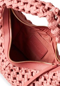 Gewebte rosa Handtasche mit strukturiertem Äußeren, goldenen Reißverschluss und glattem Innenraum. Mit einem Etikett, das "BORBONESE" eingeprägt hat.