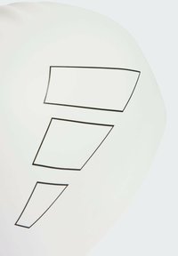 Superficie blanca con tres formas rectangulares oscuras contorneadas en negro, dispuestas diagonalmente. Textura suave con un sutil brillo.