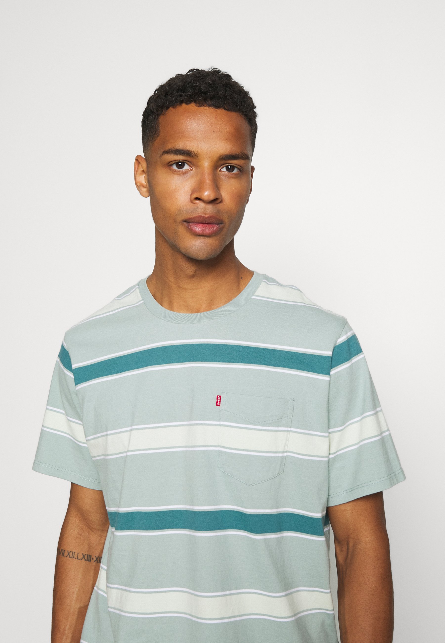 Levi's® RELAXED FIT POCKET TEE - Print 