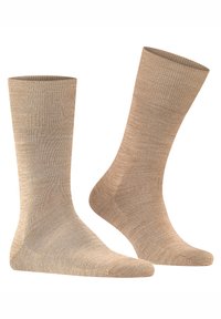 Calcetines de algodón beige con puño acanalado y textura suave, con puntera y talón reforzados para mayor durabilidad.