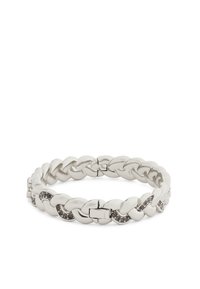 Silverfärgad metallarmband med sammanlänkade kedjelänkar med en slät yta och små mörka accenter utspridda mellan länkarna.