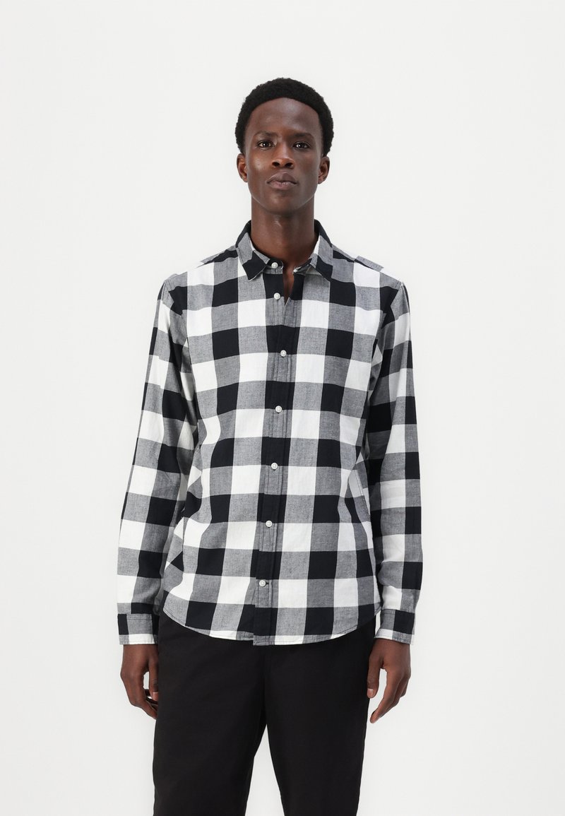 Zwart-wit geblokte langemouwen overhemd met een button-down kraag en knopen aan de voorkant, gemaakt van lichtgewicht stof, met contrasterende grote vierkanten.