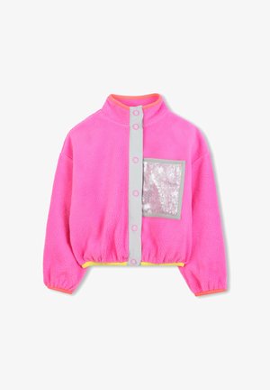 Giacca in fleece di colore rosa brillante con colletto alto, bottoni a pressione argentati e una tasca lucida argentata. Presenta orlo e polsini gialli.