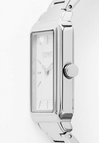 Silberner rechteckiger Uhr mit einem glänzenden Metallgehäuse, einem klaren Glasdeckel, minimalistischem Zifferblatt und einer runden Krone an der Seite.