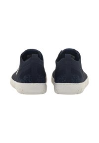 Zapatillas azul marino con parte superior de malla texturizada, suela de goma blanca y lengüeta en la parte posterior para un fácil uso. Diseño minimalista sin decoraciones.