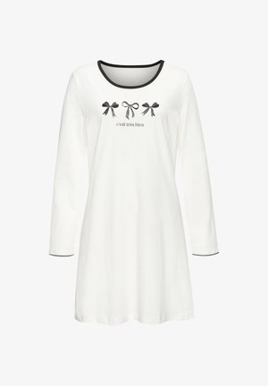 Weißes Nachthemd mit langen Ärmeln und schwarzem Besatz, mit drei schwarzen Schleifenillustrationen und dem Text "c’est très bien" auf der Brust.