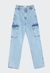Pantalones cargo de mezclilla azul claro con corte recto, que cuentan con dos bolsillos laterales y una textura ligeramente desgastada. Cierre de botón y cremallera.