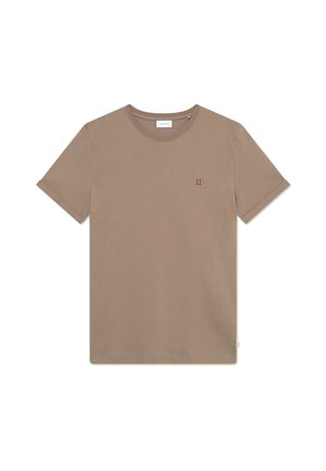Camiseta de algodón marrón con cuello redondo, mangas cortas y un pequeño logo rojo "II" en el pecho. Diseño simple y textura suave.