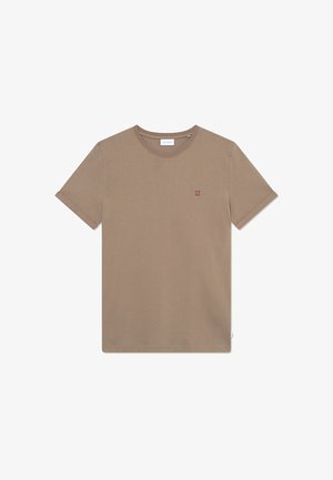 T-shirt de algodão castanho com gola redonda, mangas curtas e um pequeno logótipo vermelho "II" no peito. Design simples e textura suave.