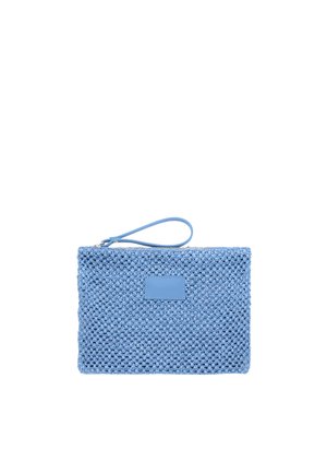 Pochette rettangolare azzurro chiaro tessuta con chiusura a cerniera e cinturino abbinato su sfondo bianco.