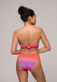 Bikini med bandeau-top och hög midja. Har ett gradientmönster som övergår från lila till rosa. Texturerad tyg. Guldspänne.