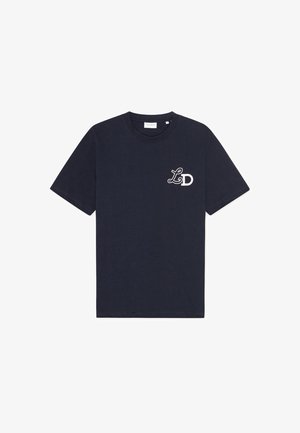 Mørkeblå bomulds t-shirt med korte ærmer, rund hals og hvidt "LD" logo trykt på venstre bryst. Glat tekstur med en afslappet pasform.